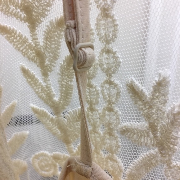 EXPRESS 🥳🧚🏿♂️Host Pick 🍀Cream Lace Slip Dress - Picture 7 of 8